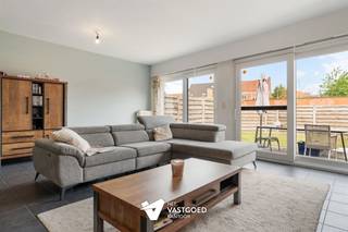 <p><span>Gelijkvloers appartement in centrum inclusief garage</span></p><p><span> </span></p><p><span>Belangrijkste troeven:</span></p><p><span>- Ideale, centrale ligging: rustig gelegen en alles op wandelafstand</span></p><p><span>- Volledig gelijkvloers</span></p><p><span>- Terras + tuintje</span></p><p><span>- Garage reeds in de prijs inbegrepen</span></p><p><span>- Lage gemeenschappelijke kosten</span></p><p><span>- Badkamer en gasketel pas vernieuwd</span></p><p><span> </span></p><p><span>Bekijk zeker ook onze grondplannen met de afmetingen. Zo krijgt u van thuis uit al een perfect beeld van wat deze woning te bieden heeft!</span></p><p><span>Wenst u meer info of een vrijblijvende bezichtiging, contacteer dan ons kantoor op het nummer 014 39 99 99 en wij helpen u graag verder.</span></p>