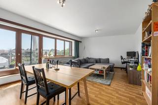 <p>Te koop: instapklaar appartement in Zwijndrecht, op korte afstand van het centrum en de invalswegen.</p>

<p>Dit goed onderhouden appartement (bouwjaar 1986) biedt twee comfortabele slaapkamers en een gezellig terras van 18 m². Dankzij de ligging in een residentiële woonkern, nabij openbaar vervoer en belangrijke invalswegen, geniet u van een vlotte verbinding en een rustige woonomgeving. Bovendien is er geen syndicus, wat de maandelijkse kosten beperkt.</p>

<p>Belangrijkste ruimtes:<br />• Ruime woonkamer (28 m²) met veel lichtinval<br />• Keuken (6 m²) met praktische indeling<br />• Slaapkamer (17 m²) en tweede slaapkamer (10 m²)<br />• Badkamer (4 m²)<br />• Zuidgericht terras (18 m²) voor gezellige momenten buiten</p>

<p> </p>

<p>Troeven:<br />• Instapklaar appartement met 2 slaapkamers vlakbij centrum en invalswegen<br />• Gezellig zuidgericht terras en geen syndicus<br /> </p>

<p>Neem vandaag nog contact op met je ERA-makelaar voor een bezoek.</p>

<p>JOUW DROOMAPPARTEMENT. ZO GEVONDEN!</p>
