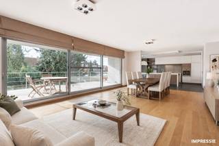 Laat u betoveren door dit uitzonderlijk ruime en luxueus afgewerkte appartement in het hart van Wommelgem, waar licht, comfort en elegantie harmonieus samenkomen. Met een riant zonneterras van 45 m², drie volwaardige slaapkamers en hoogwaardige afwerking is dit een unieke woonkans.<br /><br />Gelegen op de eerste verdieping van een kleinschalig gebouw met lift, wordt u verwelkomd via een stijlvolle inkomhal met maatkasten. De lichtrijke leefruimte met warme parketvloer vloeit naadloos over in de open, volledig uitgeruste keuken met verfijnd kookeiland en granieten werkblad — een plek waar koken en genieten centraal staan.<br />De drie uitzonderlijk ruime slaapkamers (36 m², 21 m² en 20 m²) bieden ongeziene mogelijkheden en zijn afgewerkt met parket en maatwerk. De royale badkamer straalt pure klasse uit, met ligbad, inloopdouche en hoogwaardige afwerking.<br /><br />Extra troeven zijn de praktische (was)berging, het maatwerk doorheen het hele appartement en het gunstige EPC A.<br /><br />Maandelijkse kosten: ca. €105.<br />2 autostaanplaatsen verplicht aan te kopen (€40.000).<br />2 kelderbergingen inbegrepen.<br /><br />Een zeldzame combinatie van ruimte, licht en verfijning — een plek om meteen thuis te komen.