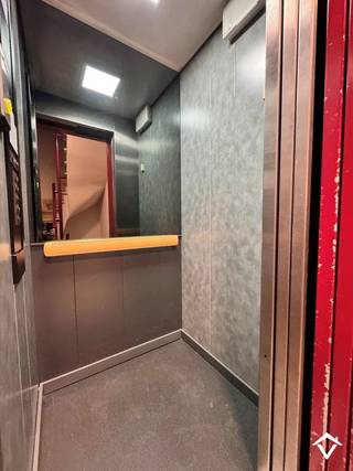 Dit appartement is gelegen op de 2de verdieping van een kleine residentie in het centrum van Leuven. <br /><br />Het appartement bestaat uit: lift - inkomhal met ingebouwde kast - living - keuken - afzonderlijk toilet - badkamer - 2 slaapkamers, waarvan 1 voorzien is van een groot terras. <br /><br />Ook is er een kelderberging en een ondergrondse afgesloten autostandplaats. <br /><br />Troeven van dit appartement: <br />- gelegen in het centrum met een ondergrondse autostandplaats<br />- centrale verwarming op aardgas <br />- EPC-label B