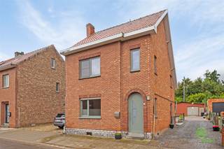 In Velm vinden we deze ruime gezinswoning terug met een grote vrijstaande garage.Het Kasteel van Velm ligt net om de hoek en de school vinden we op...