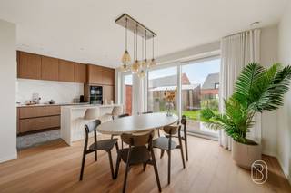 <h3><span>DE VLIEGER ROESELARE – Energiezuinige nieuwbouwwoningen in een groene woonomgeving!</span></h3><p><span>Ontdek <strong>De Vlieger</strong>, een hedendaags nieuwbouwproject in de Gelukstraat te Roeselare, waar rust, groen en modern wooncomfort samenkomen!</span></p><p><span>Deze stijlvolle nieuwbouwwoningen met <strong>3 tot 6 slaapkamers</strong> bieden lichtrijke leefruimtes, een praktische indeling en een aangename tuin. Dankzij de energiezuinige technieken geniet je hier van duurzaam en toekomstgericht wonen.</span></p><p><span><strong>Troeven op een rij:</strong></span></p><ul><li><span>Open, halfopen en gesloten bebouwingen</span></li><li><span>3 tot 6 slaapkamers</span></li><li><span>Energiezuinig wonen met aansluiting op het warmtenet</span></li><li><span>Zonnepanelen en vloerverwarming bij verschillende woningen</span></li><li><span>Garage, carport of autostaanplaats inbegrepen</span></li><li><span>Groene, kindvriendelijke en autoluwe woonbuurt</span></li><li><span>Vlotte bereikbaarheid nabij het centrum van Roeselare</span></li><li><span>Ook onmiddellijk beschikbare casco woningen</span></li></ul><p><span><strong>Prijzen vanaf € 299.000 (excl. kosten).</strong></span></p><p><span>De ideale thuis voor wie ruimte, comfort en een rustige ligging wil combineren!</span></p><p><span><strong>Interesse? Contacteer Immo Beguin</strong> voor meer informatie, plannen of een bezoek ter plaatse. Wij begeleiden je graag naar jouw nieuwe thuis!</span></p>