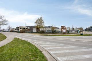 Ce centre de distribution récent est situé à Dilsen-Stokkem, stratégiquement situé entre l'E314 et la frontière néerlandaise, avec une combinaison d'environ 20 000 m² d'espace d'entrepôt et de bureaux en option. Grâce à la connexion directe à l'E314, ce site bénéficie d'une excellente accessibilité aux principaux centres logistiques de Belgique et de la région frontalière avec les Pays-Bas.<br /><br />L'entrepôt a une superficie d'environ 20 000 m² et convient à diverses activités logistiques. De plus, des places de parking sont prévues sur le site et il est possible de louer des bureaux supplémentaires.<br /><br />Spécifications<br /><br />- hauteur libre : env. 4,5 m à 8 m<br />- possibilité de quais de chargement<br />- 5 portes sectionnelles<br />- bonne accessibilité pour le trafic de marchandises<br /><br />Le bâtiment est immédiatement disponible et constitue une opportunité intéressante pour les entreprises à la recherche d'un espace logistique stratégiquement situé dans le Limbourg.<br /><br />Intéressé ?<br />jeroen.saenen@hotmail.com - 0472 18 38 10