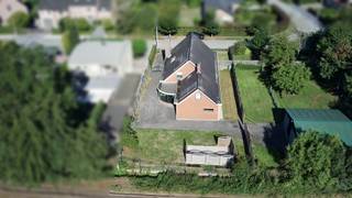 Deze woning is gelegen in een rustige straat van de Residentiële wijk De Piste.<br />Een TOPLIGGING dankzij de vlotte verbinding naar E17 en centrum Waregem. Het perceel grenst achteraan aan een weiland waardoor er een mooi, open zicht is vanuit de tuin.<br /><br />De ruime woning heeft een inkomhal, grote en lichtrijke living met cassette op aardgas, ruime keuken, wc, badkamer, 4 slaapkamers, functionele wasplaats, berging, ruime garage, kelder en zolder. 14 Zonnepanelen aanwezig.<br />Een instapklare, praktische woning!<br /><br />Het naastgelegen perceel bouwgrond kan ook worden aangekocht. <br />Voor meer info of een bezoekje aan de woning: mail ons naar sylvie@immoroba.be of een seintje op 09/388.53.53.