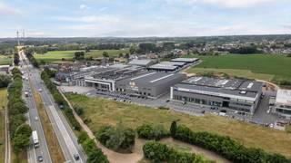 Op een commerciële toplocatie langs de N45 in Denderhoutem komt vanaf 1 november 2025 dit ruime bedrijfsgebouw van ca. 4.000 m² beschikbaar...