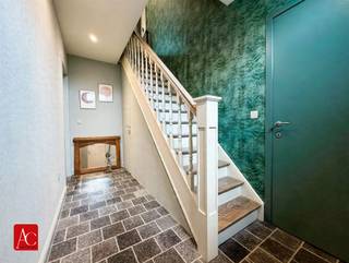 <p><strong>Energiezuinige en instapklare halfopen bebouwing op een gewilde locatie in Melsele.</strong></p><p>Op een bijzonder gunstige locatie in Melsele bevindt zich deze prachtige, landelijke halfopen bebouwing met een bewoonbare oppervlakte van ca. 217 m² op een perceel van ca. 387 m². De woning werd in 2015 zo grondig gerenoveerd dat het quasi om een nieuwbouwwoning gaat. De keuze voor kwaliteitsvolle materialen valt meteen op.</p><p>Dankzij de ligging in het “Gaverland” geniet u van een zeer aangename woonomgeving én een uitstekende bereikbaarheid. De nabijheid van de E17 en E34 maken Antwerpen vlot bereikbaar.</p><p>Bij het binnenkomen wordt u verwelkomd in een inkomhal met toegang tot het gastentoilet, de kelder en de woonkamer. De lichtrijke woonkamer vormt samen met de prachtige open keuken een aangename leefruimte waar gezelligheid met functionaliteit mooi samenkomen. Het grote raam met toegang tot de tuin, alsook het TV-meubel met gashaard maakt deze ruimte helemaal af. Verder vindt u op het gelijkvloers een praktische bureauruimte, berging/wasplaats met achteringang en tot slot de eerste badkamer met toilet, dubbele lavabo en stijlvolle inloopdouche.</p><p>De eerste verdieping telt drie volwaardige slaapkamers waarvan één met aanpalende dressing en twee kinderkamers. Hier vindt u eveneens een tweede badkamer met toilet, ligbad en een lavabomeubel. <br />De tweede verdieping -toegankelijk via een vaste trap- bestaat uit twee zolderkamers.</p><p>Ook buiten heeft deze eigendom heel wat te bieden. De leuke tuin, het mooi aangelegde terras en de gezellige loungehoek vormen samen een plek om in alle rust te genieten van het buitenleven. Vervolgens is er een vrijstaande (dubbele) garage van ca. 48 m² en een zijdelingse toegang.</p><p>Zelfs technisch scoort deze woning bijzonder goed. Zo beschikt ze onder meer over een uitstekende energieprestatie met A-label, vloerverwarming, 2 zonnepanelen met zonneboiler, airconditioning in de slaapkamers, een waterontharder en een conforme elektrische installatie. </p><p>De ramen op het gelijkvloers vooraan en de eerste verdieping rondom, zijn voorzien van rolluiken.</p><p>Bent u op zoek naar een karaktervolle, ruime en quasi nieuwbouwwoning waar comfort, energiezuinigheid en bereikbaarheid mooi samenkomen? Dan is deze prachtige halfopen bebouwing in Melsele absoluut een bezoek waard.</p><p>Plan meteen een bezoek in via de pandpagina op onze website!</p>