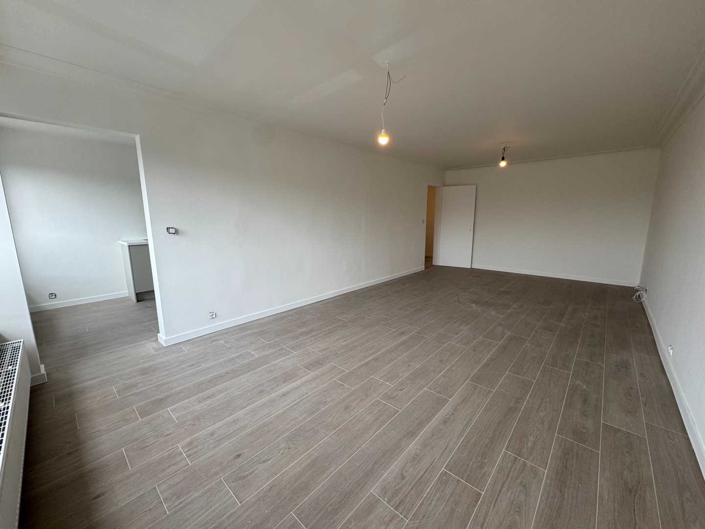 Gerenoveerd tweeslaapkamer appartement te huur met terras - foto 2