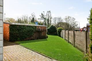 Op een uitstekende locatie in het centrum van Grootlo bevindt zich deze te renoveren woning met 3 slaapkamers, tuin en 2 garages. U geniet hier van een centrale ligging, nabij winkels, eet-en drankgelegenheden, scholen en het openbaar vervoer.<br /><br />We betreden de woning via de inkomhal. De lichtrijke leefruimte kan u inrichten met een gezellige zithoek en aparte eetplaats. Aangrenzend bevindt zich de keuken, voorzien van een basis uitrusting aan toestellen. Via de keuken bereiken we de staankelder van ca. 11 m². Evenwijdig met de leefruimte bevindt er zich de ruime polyvalente ruimte, met aparte toegangsdeur aan de voorgevel, die eventueel dienst kan doen als handelszaak of verlenging van de leefruimte. Via deze polyvalente ruimte betreden we de eerste badkamer, voorzien van een lavabo, toilet en douche. In de zonnige tuin met terras kan u steeds in alle rust en privacy genieten van het mooie weer. De nachthal op de eerste verdieping geeft ons toegang tot twee slaapkamers alsook de tweede badkamer, voorzien van een lavabo, toilet en ligbad. Via een vaste trap komen we bij de tweede verdieping waar zich de derde slaapkamer en extra bergruimte bevindt. <br /><br />Dit is een uitstekende opportuniteit als u op zoek bent naar een woning met 3 slaapkamers op een centrale locatie te Grootlo. Contacteer ons op het nummer 0472 82 80 66 voor meer informatie of neem een kijkje op www.boonstravastgoed.be .<br /><br />Bijzonderheden: <br />- 3 slaapkamers<br />- Centrale ligging<br />- Tuin met tuinhuis en 2 garages