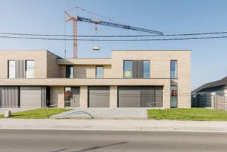 UNIEKE LANCERINGSKORTING T.W.V. €25.000 VOOR DE EERSTE 3 KOPERS!!!<br />Kom deze woning bezichtigen tijdens Nieuwbouwzondag op 26/04 tussen 14u-17u!<br />https://www.eribo.be/te-koop/huizen-vichte-hof-ter-vichten<br /><br />Hof ter Vichten staat voor modern wonen in een leuke buurt en is de ideale uitvalsbasis in het centrum van Vichte, m.a.w. het heeft alles in huis voor iedereen die op zoek is naar een aangename plek om te wonen. <br /><br />Dit Eribo-project omvat 19 woningen met een halfopen of gesloten bebouwing, elk met 3 ruime slaapkamers. De tuinen zijn afgesloten met een tuinpoortje en zijn toegankelijk via een aparte toegangsweg. 11 woningen zijn voorzien van een inpandige garage. De overige woningen hebben een privatieve carport ter beschikking op het terrein met afsluitbare berging.<br /><br />Eribo staat garant voor duurzame kwaliteit. De woningen worden in detail afgewerkt met hoogwaardige materialen (incl. aluminium buitenschrijnwerk) en voldoen aan de hedendaagse comforteisen, met veel aandacht voor thermische en akoestische isolatie. Alle woningen zijn voorzien van zonnepanelen, warmtepomp en vloerverwarming. Inclusief tuinhuis<br /><br />De verkoop van fase 1 is momenteel bezig. Deze bestaat uit 7 woningen gelegen aan de Waregemstraat. <br /><br />Meer info op https://www.eribo.be/te-koop/huizen-vichte-hof-ter-vichten of contacteer ons via ben@eribo.be of 0488/942.643.