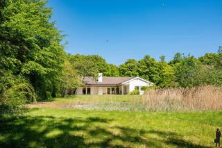 Een volledig te renoveren gelijkvloerse villa (heden kantoor) op ca. 2.438 m²Indeling:- Een inkomhal op travertin met gastentoilet en handenwasser-...