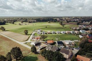 Aan Vogelsanck, een rustige en landelijk gelegen woonlocatie net buiten de dorpskern van Oostmalle biedt Danneels vier nieuwe bouwgronden te koop aan. <br /><br />Deze ruime villapercelen combineren een mooie straatbreedte met een aanzienlijke diepte, waardoor je hier volop kan genieten van een ruime, perfect zuidwest georiënteerde woning met ruime tuin. <br /><br />De percelen worden te koop aangeboden zonder bouwverplichting. Je kiest dus helemaal vrij met welke bouwpartner(s) je samenwerkt en wanneer je hier gaat bouwen.<br /><br />Hier woon je rustig in een landelijke omgeving maar zonder in te boeten aan bereikbaarheid. Je vindt alle nodige voorzieningen in de nabijheid en hebt een vlotte aansluiting naar de E19 en E34.  