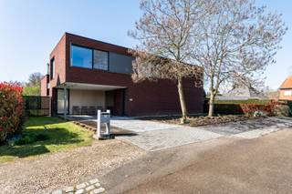 <p>Exclusieve moderne villa met zwemvijver op toplocatie (1005 m²).</p>
<p>Laat u verleiden door deze uitzonderlijke, instapklare villa waar hedendaagse architectuur, luxe en rust perfect in balans zijn. Gelegen op een ruim perceel van 1005 m² geniet u hier elke dag van volledige privacy en een adembenemend uitzicht op de prachtige tuin met zwemvijver.</p>
<p>Bij aankomst wordt u meteen gecharmeerd door de stijlvolle inkomhal met ingemaakte kasten en gastentoilet. De lichtrijke leefruimte vormt het absolute hart van de woning, met grote raampartijen die binnen en buiten naadloos in elkaar laten overvloeien en een panoramisch zicht bieden op het groen en de zwemvijver. Aansluitend vindt u een gezellige tv-hoek of bureauruimte ideaal voor ontspanning of thuiswerk.</p>
<p>De volledig ingerichte keuken met centraal eiland is volledig uitgerust en vormt een echte eyecatcher. Ze sluit perfect aan op de eetruimte, waar u geniet van een uniek zicht op de tuin. Achterliggend bevindt zich een ruime, praktische berging met alle voorzieningen.</p>
<p>Op de bovenverdieping ontdekt u een luxueuze master suite met dressing en een elegante en-suite badkamer. Daarnaast zijn er nog twee volwaardige slaapkamers met een tweede stijlvolle douchekamer. De aparte bureauruimte met zicht op de tuin maakt het plaatje compleet.</p>
<p>Buiten wordt het puur genieten een prachtig aangelegde, zuidwest georiënteerde tuin met zwemvijver, een overdekt terras voor lange zomeravonden en een ruime tuinberging van 28 m². De carport en extra parkeergelegenheid zorgen voor optimaal comfort.</p>
<p>Een unieke woonbeleving voor wie op zoek is naar luxe, rust en verfijning.</p>
<p>Extra info: vloerverwarming I sunscreens I ventilatiesysteem C+ I hoogrendementsglas (4-seizoensglas) EPC<span> 158 kWh/(m²jaar) label B</span> I <span>infoplicht: Vg, WgLk, Gvv, Gvkr, Gmo I watertoets: P-score: A I G-score: A.</span></p>
<p></p>