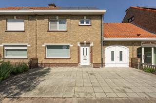 Deze ruime eengezinswoning met inpandige garage met kleine zolderruimte en 2 parkeerplaatsen vooraan is terug te vinden op wandelafstand van het centrum dichtbij een belangrijke invalsweg.<br />De woning met achtergelegen tuin en terras werd gebouwd in 1952.<br />Het heeft een totale oppervlakte van 248 m² en een bewoonbare oppervlakte van 193 m².<br />Er is nog afwerking/renovatie nodig op de bovenverdieping maar 2 thuisbatterijen en 8 zonnepanelen zijn alvast aanwezig.<br /><br />Indeling:<br />GV: inkomhal - lichtrijke woonkamer met centrale verwarming gas en airco (koud-warm) - keuken met koken op gas, dampkap, koelkast, spoelbak - apart toilet - wasruimte in garage - badkamer met lavabomeubel, inloopdouche en maatkast.<br /><br />1e V: nachthal - 3 slaapkamers waarvan 1 met airco - badkamer.<br /><br />2e V: via vaste trap naar de geïsoleerde zolder.<br /><br />Algemeen:<br />- EPC 292 - label C<br />- Geen renovatieverplichting<br />- Niet asbestveilig<br />- Blanco bodemattest<br />-<strong> </strong>Elektrische keuring in aanvraag<br />- Putwater aanwezig in badkamer<br />- Regenwaterput van 1200 liter aanwezig voor wasmachine en toilet<br />- Mogelijkheid om slaapkamers bij te maken op zolder<br />- Gvg, Wg, Gmo, Gvkr, Gvv<br />- Vrij bij akte