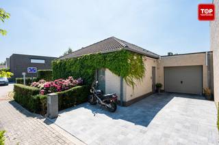 <p>Deze instapklare woning met drie slaapkamers is gelegen in een rustige en kindvriendelijke woonwijk in Wondelgem.<br />De woning bevindt zich in de nabijheid van alle nodige voorzieningen, zoals scholen, winkels en openbaar vervoer. Bovendien zorgt de vlotte aansluiting op de R4 voor een uitstekende bereikbaarheid van Gent en de omliggende gemeenten.</p>
<p><span>Je komt de woning binnen in de inkomhal met apart toilet. Vervolgens ga je naar de lichtrijke leefruimte met zicht op de tuin en de groene strook langs de zijgevel. Deze leefruimte sluit aan op de keuken, die voorzien is van alle hedendaags comfort. Vanuit zowel de leefruimte als de keuken geniet je van een aangenaam zicht op de gezellige tuin.</span></p>
<p><span>Verder beschikt de woning op het gelijkvloers over drie slaapkamers, waarvan één momenteel 1 ingericht als bureau. Daarnaast is er een badkamer, uitgerust met een inloopdouche en ligbad.</span></p>
<p><span>Verder beschikt de woning over een ruime zolder, die ideaal is om in te richten als hobbyruimte of eventueel als extra slaapkamer. <br />Tot slot is er ook een inpandige garage en berging. </span></p>
<p><strong><span>Troeven:</span></strong></p>
<ul>
<li><span>Airco in alle ruimtes, behalve de badkamer</span></li>
<li><span>Elektrische laadpaal in de garage</span></li>
<li><span>Alarmsysteem zonder abonnement</span></li>
<li><span>Zuidwestgerichte tuin</span></li>
<li><span>Ruime zolder</span></li>
<li><span>Zonnepanelen met nog groenestroomcertificaten voor de komende 5 jaar</span></li>
<li><span>Warm water keuken en badkamer via zonneboiler</span></li>
</ul>
<p><span>Beschikbaar 2 maanden na akte.</span></p>
<p><span>Contacteer Top Vastgoed voor een bezoek op 0475 700 700.</span></p>