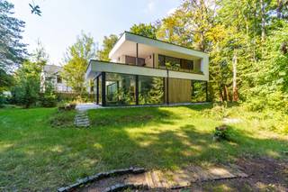 <p>Interesse of vragen? Neem gerust contact op met Dimitry Van Hinsbergh via dimitry@copandi.be of +32 493 37 27 43.</p><p></p><p>Welkom in deze architecturale topvilla uit 2018, gelegen op een perceel van 2.154 m² in het exclusieve Schotenhof. Hier geniet je van rust, luxe en natuur, omringd door groen en afgewerkt met hoogwaardige materialen en slimme technologie. De woning baadt in licht dankzij de grote raampartijen en hoge plafonds.</p><p></p><p>De open leefruimte vormt het hart van het huis en sluit naadloos aan op de designkeuken met maatwerkkasten en de gezellige veranda met zicht op de tuin. De master suite is pure verwennerij: een balkon, dressing en een ensuite badkamer met jacuzzi, inloopdouche en dubbele lavabo. Twee bijkomende slaapkamers delen een moderne badkamer met infrarooddouche en jets. Verder beschikt de woning over een bureau, wasplaats en technische ruimte.</p><p></p><p>De tuin is een oase van rust met een vijver, drie loungeplekken, groot terras, tuinhuis en twee overdekte staanplaatsen. Dankzij zonnepanelen, geothermische warmtepomp, driedubbele beglazing en topisolatie behaalt deze villa een BEN-score (EPC E6).</p><p></p><p>Slimme snufjes zoals smart lighting, een audiosysteem met 11 speakers, Japanse toiletten en een infrarood douche-sauna maken het plaatje compleet.</p><p></p><p>✅ BEN-woning (E6)</p><p>✅ Hoogwaardige architectuur en afwerking</p><p>✅ Zonnepanelen &amp; geothermische warmtepomp</p><p>✅ Jacuzzi, infrarood sauna &amp; smart home-systeem</p><p>✅ Rustige, residentiële ligging in het groen</p><p>✅ Dicht bij Schilde en Antwerpen</p>