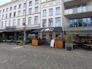 Dit instapklaar horeca pand is gelegen op het Eilandje, vlakbij het MAS.<br />Op het gelijkvloers (+/-110m²) bevindt zich de bar, verbruikszaal en keuken, met doorgang naar de kelder. De 1ste verdieping (+/-110m²) biedt nog extra zitplaatsen, alsook nog extra berging en toiletten. Voor het pand zijn er nog 2 ruime terrassen, aan het pand en aan de overkant van de straat.<br />Overname: te bespreken.<br />Contacteer ons voor verdere informatie.