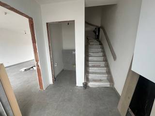 Moderne halfopen nieuwbouwwoning te huur met een praktische en comfortabele indeling. U komt binnen via een inkomhal met gastentoilet en een...
