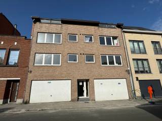 Immo Pické biedt U dit rustig gelegen appartement aan in een klein gebouw gelegen in de onmiddellijke omgeving van scholen, winkels, openbaar...