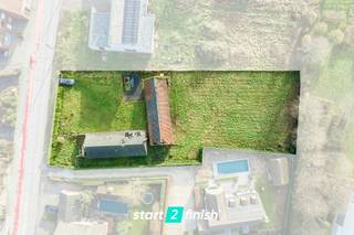 Prachtig stuk grond (met hoeve) te Oekene gelegen tussen riante nieuwbouwvilla's.<br /><br />Onder bepaalde voorwaarden kunt u voor de sloop en nieuwbouw het lager tarief krijgen van 6% btw (i.p.v. 21%), o.a.: de eigendom gedurende 5 jaar de enige en eigen woning van de bouwheer is en die een bewoonbare oppervlakte heeft van maximum 200 m².<br />Juiste info hierover: https://www.vlaanderen.be/belastingen-en-begroting/vlaamse-belastingen/registratiebelasting/verkooprecht/tarieven-in-het-verkooprecht/verlaagd-tarief-in-het-verkooprecht-voor-de-aankoop-van-de-enige-eigen-woning<br />of https://www.vlaanderen.be/bouwen-wonen-en-energie/bouwen-en-verbouwen/btw-tarief-van-6-bij-renovatie-en-sloop-en-heropbouw-van-woningen<br /><br />Doe een bod en bouw hier uw droomwoning!<br /><br />Deze eigendom wordt verkocht onder het systeem van START 2 FINISH.<br />Elk prijsvoorstel gelijk of hoger dan deze startprijs wordt voorgelegd aan de verkoper(s) die dit al dan niet kan aanvaarden.<br />Startprijs: 450.000 EUR