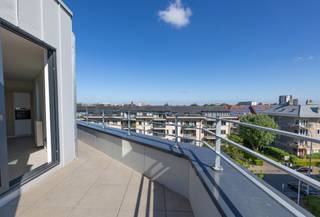 LIGGING<br /><br /><strong>Ontdek Mirage, een hedendaags woonproject gelegen in Evere, aan de </strong><strong>rand</strong><strong> van Brussel.</strong> Dankzij de strategische locatie bent u in een mum van tijd in het centrum van Brussel, maar geniet u tegelijk van alle troeven die Evere te bieden heeft.<br /><br />Alle nodige voorzieningen bevinden zich op wandelafstand: van scholen en supermarkten tot buurtwinkels en medische diensten. Voor wie zich graag vlot verplaatst, is Mirage ideaal gelegen nabij belangrijke verkeersaders zoals de E40, de R21 en de N3. Ook het openbaar vervoer is vlot toegankelijk.<br /><br /><strong>Groen en ontspanning zijn nooit ver weg!</strong> Op slechts een steenworp ligt het toekomstige “Mediapark.Brussels”, een ambitieuze stadsontwikkeling met focus op duurzaamheid, cultuur en natuur. Bovendien komt er vlakbij een gloednieuw stadspark van meer dan 8 hectare.<br /><br />INDELING<br /><br />Welkom in dit <strong>lichtrijke nieuwbouw penthouse</strong> van maar liefst <strong>124,6 m²,</strong> gelegen op de vijfde verdieping van het nieuwbouwproject Mirage in Evere. Het appartement geniet van een <strong>zonnig terras van 17 m²</strong> waar u in alle rust kan genieten van het buitenleven.<br /><br />Bij binnenkomst wordt u verwelkomd in een ruime inkomhal met gastentoilet. De lichtrijke leefruimte, met <strong>grote raampartijen en hoge plafonds</strong>, baadt in het daglicht en biedt rechtstreeks toegang tot het aangename terras. Aansluitend vindt u een aparte, volledig uitgeruste keuken met hoogwaardige toestellen.<br /><br />Dit penthouse beschikt over <strong>drie slaapkamers</strong>. De stijlvolle badkamer is uitgerust met een dubbele wastafel, een ruime douche en toilet.<br /><br />De hedendaagse architectuur, het gebruik van kwaliteitsvolle materialen en de grote raampartijen zorgen voor een optimaal wooncomfort en uitstekende energieprestaties.<br /><br />- EPC C<br />- Mogelijkheid tot aankoop van een kelderberging en/of parkeerplaats<br />- Verkoop onder registratie op de grond en BTW (21%) op de constructiewaarde<br /><br />Neem vandaag nog contact op met Bram via +32 471 76 90 50 om een afspraak in te plannen