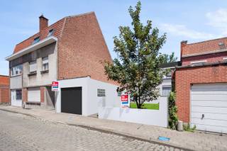 Deze te renoveren woning biedt tal van opties en mogelijkheden naast het verbouwen ervan...Dubbele garage, verbouwen en verhuren/opbrengsteigendom,...
