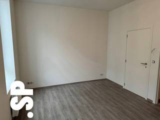 1-slaapkamer appartement op de 2e verdieping van een volledig vernieuwd gebouw op een goede locatie met vlotte verbinding.<br /><br />Indeling: leefruimte, volledig geïnstalleerde open keuken, aparte slaapkamer, badkamer met douche.<br /><br />De studio zo goed als nieuw en werd gerenoveerd met hoogwaardige materialen.<br /><br />Gelegen in een rustige straat nabij de Italiëlei. Op wandelafstand kan u naar het bruisende Eilandje of Park Spoor Noord. In de nabijheid bevinden zich ook tal van horecazaken en haltes voor het openbaar vervoer. Verder is er een vlotte verbinding met alle invalswegen van en naar de Stad.<br /><br />€ 20 gemeenschappelijke kosten/maand.<br /><br />EPC: 83 kWh/m²<br /><br />Meer info?<br />Contacteer het kantoor van IMMO SP in Antwerpen via info@immosp.be of 03 226 20 40.