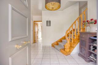 Welkom in Gelrode! Aan de Oude Steenweg vinden we deze verrassend ruime en veelzijdige woning terug. De woning werd de afgelopen jaren grondig gerenoveerd en biedt vandaag maar liefst zes slaapkamers én een afzonderlijke praktijkruimte. Hierdoor is ze bijzonder geschikt voor een groot gezin, een zelfstandige activiteit aan huis of voor wie wonen en werken graag wil combineren.<br /><br />Binnen geniet u van royale leefruimtes en een praktische indeling. Met zes slaapkamers is er meer dan voldoende plaats voor het hele gezin, terwijl extra kamers eveneens dienst kunnen doen als bureau, hobbykamer of logeerkamer. Een absolute troef is de aparte praktijkruimte, die voorheen werd uitgebaat als kapsalon. Deze ruimte biedt tal van mogelijkheden voor zelfstandigen, vrije beroepen of andere professionele activiteiten en laat toe om werk en privé op een comfortabele manier van elkaar te scheiden.<br /><br />Ook op energetisch en technisch vlak werden de afgelopen jaren belangrijke investeringen uitgevoerd. Zo werden alle ramen vervangen en werd het dak geïsoleerd. Deze verbeteringen resulteren in een EPC-label D. Bovendien is de elektrische installatie conform, waardoor een aantal belangrijke renovatiewerken reeds achter de rug zijn. Dankzij deze combinatie is de woning een interessante opportuniteit voor wie op zoek is naar veel ruimte en veelzijdige mogelijkheden in Gelrode.<br /><br />Tenslotte is het nog buiten gezellig vertoeven op een perceel van meer dan 9 are, wat voldoende plaats biedt voor zowel ontspanning als tuinieren.<br /><br />Benieuwd naar deze ruime woning en haar mogelijkheden? Neem gerust contact met ons op voor meer informatie of een bezoek ter plaatse via ben@sophimo.be of op 0468 58 04 09 !