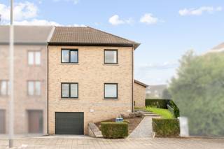 Te koop: ruime halfopen bebouwing in Diegem, gelegen in een rustige residentiële straat nabij openbaar vervoer.Deze woning combineert een gunstig...