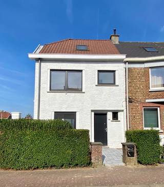 Volledig gerenoveerde woning met 3 SLK, garage en terras! INDELING: inkom, toilet, gezellige leefruimte, geïnstalleerde keuken, berging/wasplaats, garage. Kelder. Terras. Het 1ste verdiep bestaat uit de overloop, 2 slaapkamers, toilet en badkamer. Het 2de verdiep bestaat uit een masterbedroom. Bezoek na afspraak met Immo Beguin: wim@immobeguin.be