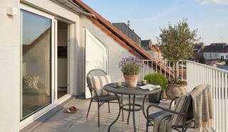<p>Instapklaar penthouse te koop in hartje Kortrijk, gelegen aan de Veemarkt vlak naast Shopping K en op wandelafstand van het centrum.</p><p>Dit penthouse bevindt zich in een prachtig gerenoveerd gebouw met beschermde gevel en stijlvolle inkomhal.</p><p>Troeven:<br />• 93 m² woonoppervlakte<br />• 1 ruime slaapkamer<br />• Badkamer met inloopdouche<br />• Zuidgericht terras<br />• Vloerverwarming<br />• Energiezuinig appartement<br />• Rustige ligging vlak bij alle voorzieningen</p><p>Unieke kans: dit is het laatste beschikbare penthouse in het gebouw.</p><p>Interesse?<br />Ontdek meer via zabra.be/destokerie of bel 0472 89 60</p>