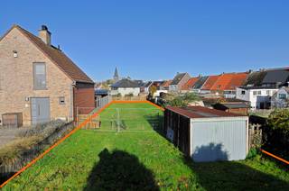 Schitterend gelegen bouwgrond voor halfopen bebouwing in Wetteren.
Ontdek deze prachtig gelegen bouwgrond van 586 m², ideaal voor het realiseren van jouw droomwoning. Het perceel bevindt zich in een rustige, doodlopende straat in Wetteren en biedt een perfecte combinatie van privacy en een vlotte bereikbaarheid.
Met een perceelbreedte van ca. 11 meter en een diepte van ca. 50 meter is deze grond uiterst geschikt voor een halfopen bebouwing met tuin. Alle nutsvoorzieningen zijn aanwezig in de straat, waardoor bouwen hier zorgeloos kan starten.
De eerste afbeelding is een artistieke impressie en dient ter illustratie van een mogelijke invulling.
Zie de bouwvoorschriften in bijlage.
Troeven van dit perceel:
Totale oppervlakte: 586 m²
Perceelbreedte: ca. 11 meter
Diepte: ca. 50 meter
Perceelscore A (geen overstromingsrisico)
Bestemming: woongebied
Nutsvoorzieningen aanwezig in de straat
Geen bouwverplichting
Volledige vrijheid in architectuur en ontwerp
Gelegen in een rustige straat met beperkte passage
Nabij scholen, winkels en openbaar vervoer
Dankzij de centrale ligging geniet je van een uitstekende verbinding met het centrum van Wetteren (9 minuten rijden), Gent, Aalst en de E40.
Of je nu zelf wilt bouwen of op zoek bent naar een interessante investering, dit perceel biedt alle mogelijkheden om jouw plannen tot leven te brengen.
Meer info of een bezichtiging?
Neem gerust contact op voor bijkomende details.
Exclusief te koop aangeboden via de Oximo online verkoopsprocedure. Voor registratie en aanvaarding van de verkoopsvoorwaarden zie www.oximo.be.