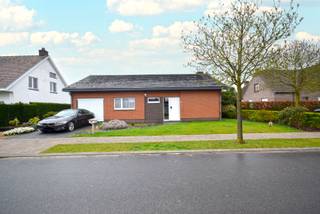 GEBROEDERS VAN RAEMDONCKSTRAAT 78800 RUMBEKEDe woning is gelegen in een rustige woonwijk te Rumbeke en biedt alle comfort van een bungalow met open...