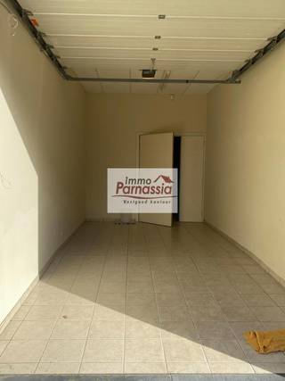 Au centre du centre de Kortenberg ! PAS DE HORECA!
Spacieux local commercial de 160 m2 net avec garage,
2 vitrines, porte automatique, comptoir, cuisine,
Place de parking devant le garage
Libre au plus tard le 01/05/2026