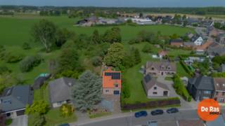 <strong>EERSTE BEZOEKDAG ZATERDAG 20/06 VAN 10U TOT 14U (enkel op afspraak)</strong><br /><strong>ERPE – Gerenoveerde woning met schitterende tuin op ca. 15 are.</strong><br /><br />Deze woning bevindt zich op een uiterst centrale, maar tegelijk rustige en landelijke locatie, op wandel- en fietsafstand van scholen, winkels en openbaar vervoer. Bovendien geniet u van een vlotte bereikbaarheid dankzij de nabijheid van de E40 (op slechts 5 minuten) en de belangrijkste invalswegen.<br /><br />Deze solide eigendom onderging een grondige renovatie waarbij niet alleen aandacht werd besteed aan de esthetische afwerking, maar ook aan energiezuinige verbeteringen. Zo werden onder meer het dak gerenoveerd, isolatie geplaatst, het buitenschrijnwerk vernieuwd en zonnepanelen met batterij geïnstalleerd. Dit resulteert in een gunstig EPC.<br /><br />Op het gelijkvloers beschikt de woning over een inkomhal met apart gastentoilet, een lichtrijke woonkamer, een volledig geïnstalleerde keuken met aansluitende praktische berging/wasplaats, een volledig gerenoveerde badkamer met inloopdouche en een inpandige garage.<br /><br />De verdieping omvat een nachthal, drie slaapkamers, een bergruimte en een apart toilet. Daarnaast is er nog een ruime zolder aanwezig, waar reeds de nodige voorzieningen werden getroffen om deze verder in te richten als extra slaapkamer(s), badkamer of hobbyruimte.<br /><br />Een absolute troef van deze eigendom is de uitzonderlijke tuin van circa 15 are. Dankzij de diversiteit aan bomen, kleurrijke borders en de speelse inrichting ontstaan er verschillende gezellige zithoekjes. Deze buitenruimte is ideaal voor wie droomt van een moestuin, ruimte voor dieren of gewoon wil genieten van rust en groen. Het achterliggende open zicht versterkt het gevoel van ruimte en privacy.<br /><br />Deze woning vormt de perfecte combinatie van een centrale ligging en de rust van een prachtige, groene tuinomgeving.<br /><br />Info en bezoek: 053/60.65.60