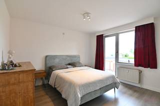 Dit instapklaar appartement, INCLUSIEF garagebox en kelderberging, ligt op zeer gunstige locatie in residentie "Tichelrij". De ligging van dit appartement is op wandelafstand van het stadscentrum. Door de centrale ligging kan men winkels, scholen, horecagelegenheden, ... eenvoudig bereiken. Tevens is er voldoende parkeergelegenheid voor het appartementsgebouw. <br /><br />Via de gemeenschappelijke hal begeven we ons naar het gelijkvloerse appartement.<br /><br />De centrale inkomhal en aansluitende nachthal geeft toegang tot alle woon- en slaapvertrekken. Aan de voorzijde van het appartement bevindt zich een ruime leefruimte. We vinden er eveneens een zeer goed geïnstalleerde open keuken met een ZANUSSI heteluchtoven, microgolfoven ZANUSSI, keramisch kookvuur, dampkap, ingebouwde koelkast en diepvries alsook een spoelbak.<br /><br />Verder zijn er nog twee ruime slaapkamers, een apart gastentoilet en een badkamer ingericht met een inloopdouche, lavabomeubel en aansluiting voor wasmachine en droogkast. Beide slaapkamers geven toegang tot het achterliggende zongeoriënteerde terras.<br /><br />Tot slot beschikt het appartement over een achterliggende garagebox en een kelderberging. <br />Bepaalde meubels mogen mee overgenomen worden in de vraagprijs.<br /><br />Wenst u graag een bezoekje te brengen aan dit instapklare appartement of bent u op zoek naar een goede investering met degelijk rendement, aarzel niet en neem contact met ons op 011 70 70 19. <br />