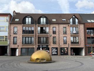 Gezellig 1 slaapkamerappartement met voldoende parkeergelegenheid in het centrum van Turnhout.<br />Dit instapklare appartement combineert het comfort van de stad met een rustige woonomgeving en beschikt over een gunstig EPC-label C.<br />Appartement is gelegen aan de achterkant van het zonnecentrum. <br />Kan bereikt worden via garagepoort aan de rechterkant van het gebouw. <br /><br />Indeling van het appartement:<br />Inkomhal met ingebouwde kasten. <br />Ruime en lichte leefruimte met een grote raampartij die zorgt voor veel natuurlijk daglicht. <br />Open, functioneel ingerichte keuken voorzien van de nodige toestellen (ijskast, combi oven, elektrisch kookvuur, vaatwasser)<br />Comfortabele en rustig gelegen slaapkamer met ingebouwde kleding kasten. <br />Volledig uitgeruste badkamer met douche/ligbad, lavabomeubel, toilet en aansluiting voor een wasmachine. <br />Geen pârkeerstress dankzij de ruime parkeermogelijkheid (3 prive staanplaatsen + 1 carport)<br /><br />Het appartement is ideaal geleden in Turnhout. met alle voorzieningen binnen handbereik. <br />Winkels, terrasjes, openbaar vervoer en de belangrijkste invalswegen zijn vlot en snel bereikbaar