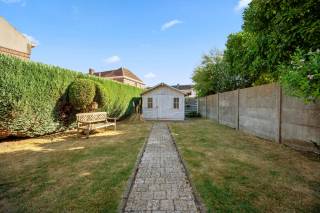 Deze prachtige woning is gelegen in Tienen en biedt alle comfort van een half open bebouwing. Met een leuke tuin, een gezellig terras en een garage, is dit de perfecte plek om te genieten van het buitenleven. <br /><br />De gelijkvloers omvat een inkomhal, ruime leefruimte met eetplaats, een ruime keuken met toestellen, een badkamer en een praktische berging waar tevens ook de wasplaats is.<br />Op de eerste verdieping vinden we dan 3 slaapkamers en een zolderluik om de zolder te betreden.<br /><br />Naast de garage is er ook nog plaats voor minimaal 2 extra parkeerplaatsen, wat handig is voor bezoekers. De tuin is georiënteerd naar het noorden, wat zorgt voor een aangename lichtinval in huis.<br /><br />Kortom, deze woning heeft alles wat je nodig hebt voor een comfortabel en gezellig leven in Tienen. Met alle voorzieningen in de buurt en een rustige omgeving, is dit de ideale plek om thuis te komen.