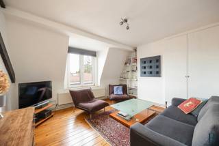 Droomt u van een lichtrijk appartement, mooi onderhouden en met een ruime indeling? Dan is dit charmante appartement in de Rue du Charme absoluut...