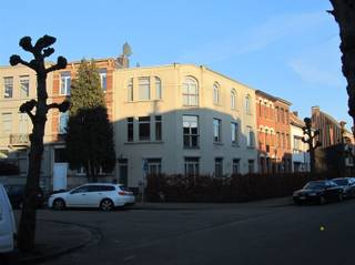 <p><span>Ideaal opbrengsteigendom:</span></p><p><span> </span></p><p><span>Appartement is reeds 5 jaar verhuurd aan 872 euro p/mnd + lage kosten.</span></p><p><span>Rendement van 4.2% op jaarbasis.</span></p><p><span>Renovatie in 2009.</span></p><p><span> </span></p><p><span> </span></p><p><span> </span></p><p><span>Appartement op de 1ste verdieping in een kleinschalig gebouw zonder lift nabij centrum Schoten, openbaar vervoer en scholen. </span></p><p><span>Inkomhal met vestiaireruimte en gastentoilet. Toegang tot de lichte leefruimte (36 m²) met veel raampartijen. </span></p><p><span>Deels open keuken (8.5 m²) met toestellen. Twee ruime slaapkamers (16 m² + 11.5 m²) en één badkamer (8 m²) met douche. </span><span>Apart toilet. </span></p><p><span>Berging waar de aansluiting is voor wasmachine.</span></p><p><span> </span></p><p><span> </span></p><p><span>Troeven:</span></p><p><span> </span></p><p><span>*1 appartement per verdiep.</span></p><p><span>*EPC - B label.</span></p><p><span>*EK conform.</span></p><p><span>*Asbest vrij.</span></p><p><span>*Nabij openbaar vervoer.</span></p><p><span>*Rustig gelegen.</span></p><p><span>*Veel lichtinval.</span></p><p><span>*Hoge rendementsglas.</span></p><p><span> </span></p><p><span>Bel of mail ons voor meer info of een bezoek.</span></p><p><span> </span></p>