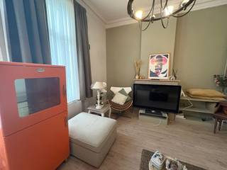 Dit zeer ruime 2-slaapkamerappartement is gelegen pal in het centrum van Oostende, in de Christinastraat, en biedt het beste van stadsleven en comfort.<br /><br />Dankzij de centrale ligging bevindt u zich op wandelafstand van alle winkels, vlak bij een supermarkt, scholen en het strand. Alles wat u nodig heeft, ligt letterlijk om de hoek.<br /><br />Het appartement maakt deel uit van een mooie en verzorgde residentie en valt meteen op door de hoge plafonds, die zorgen voor een aangenaam gevoel van ruimte en licht.<br /><br />De aparte keuken is praktisch ingericht en biedt voldoende plaats voor een grote eettafel. Verder beschikt het appartement over een apart toilet en twee volwaardige slaapkamers, ideaal voor gezinnen, koppels of wie extra ruimte wenst voor bureau of logeerkamer.<br /><br />Een ideaal appartement voor wie ruim en comfortabel wil wonen in het bruisende stadshart van Oostende, met alle voorzieningen binnen handbereik.<br /><br />De huurprijs bedraagt 850€ + 80€ algemene kosten. <br /><br />