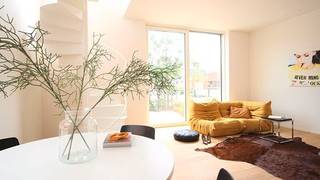 IN OPTIE !!! Iets voor 'n jong samenwonend koppel, 'n hippe singel, ... : 'n modern duplex appartement (in kleinschalige appartementsblok) in hartje Retie (500 mtr van de Markt), met 'n groot, groen gelijkvloers terras te bereiken via een schuifraam vanuit de leefruimte, plus een extra gezellig terrasje op het verdiep naast de master slaapkamer. Het appartement dateert van 2017 maar heeft de eerste 3 jaar enkel als 'kijkappartement' gediend (onbewoond). Het gelijkvloers omvat een inkomhal met toilet, bergplaats (met aansluiting voor wasmachine en droogkast), een tweede slaapkamer die ook als thuiskantoor kan dienen en een ruime open leefruimte met modern ingerichte keuken. De metalen draaitrap brengt je naar de ruime lichte master slaapkamer met terrasje en aansluitend de badkamer met inloopdouche. Achteraan het gebouw is er een car-port (inbegrepen in de prijs) en een gemene fietsstalling. In elke kamer is de temperatuur apart regelbaar.