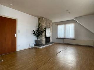 <p><strong>Dakappartement met ruim terras te huur in Beerse</strong></p>
<p>Dit gezellige dakappartement is rustig gelegen op de derde verdieping van een kleinschalig gebouw (zonder lift). Het appartement beschikt over een groot terras waar je in alle rust kan genieten.</p>
<p>Via de inkomhal kom je in de ruime en lichtrijke woonkamer. Aansluitend bevindt zich de keuken met een kleine berging. Het appartement heeft twee slaapkamers, waarvan één slaapkamer directe toegang geeft tot het terras. Verder is er een badkamer met douche, lavabomeubel en toilet.</p>
<p>Achter het gebouw is er bovendien een<strong> </strong>garage inbegrepen.</p>
<br />
<p></p>