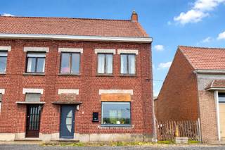 <p>LEUKE op te frissen woning met 3 slaapkamers en TUIN. Indeling: grote inkomhal, lichtrijke leefruimte met zicht op de tuin, open geïnstalleerde keuken en badkamer met bad en toilet. O de eerste verdieping bevinden zich 3 slaapkamers. Verder is er nog een RUIME zolder met vaste trap die kan dienen als vierde slaapkamer. TROEVEN: LEUKE woning met MOOI ZICHT, mogelijkheid tot 4 slaapkamers en parking aanwezig. Bezoek na afspraak: info@immobeguin.be</p>