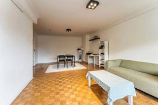 <p><span>Rustig wonen aan het Citadelpark!</span></p><p><span> </span></p><p><span>Dit instapklaar appartement met twee slaapkamers begeeft zich op de zevende verdieping. Je geniet er van een fantastisch uitzicht en veel lichtinval. Het appartement bevindt zich op een gegeerde ligging, op wandelafstand van Station Gent-Sint-Pieters, makkelijk bereikbaar met de wagen en vlakbij het centrum van Gent.</span></p><p><span>De ruime living sluit naadloos aan op het zuidgericht terras met panoramisch zicht op het Citadelpark en de invalswegen. Verder beschikt het appartement over twee ruime slaapkamers (9 m² & 15 m²), een badkamer met ligbad & toilet en een inkomhal met ingebouwde kasten.</span></p><p><span> </span></p><p><span>Enkele troeven op een rijtje: </span></p><ul><li><span>Uniek en vrij uitzicht op het Citadelpark</span></li><li><span>Apart gastentoilet</span></li><li><span>Zuidgericht terras aan de leefruimte</span></li><li><span>Veel authentieke elementen</span></li><li><span>Gunstig EPC-label B (173 kWh/m² jaar)</span></li><li><span>Uitstekende bereikbaarheid</span></li><li><span>INCLUSIEF </span><span>autostaanplaats (t.w.v. €32.000,-)</span></li></ul><p><span> </span></p><p><span>Ideaal dus voor wie iets zoekt om leuk te woning in Gent, of om te investeren met zicht op groen! Wil je een bezoek inplannen? Wacht niet langer en contacteer mij via anthes@defooz.com of op het nummer 0486/46.23.95. </span></p><p><span> </span></p>