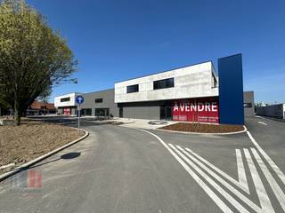 Gloednieuwe KMO-unit met een oppervlakte van 188 m² te koop. Uitstekend gelegen langs de commerciële Geallieerdenlaan (N58) met een vlotte...