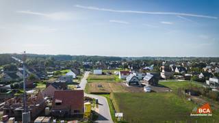 <strong>MARIA-AALTER - BOUWGROND LOT 5 - OB - Zonnedauwstraat. <br />Mooie bouwgrond van 494m² voor ruime OB.</strong><br /><br />Droom je ervan om je eigen woning te realiseren op een centrale locatie?<br />Deze bouwgrond van 494 m² is gelegen in de Zonnedauwstraat (doodlopende straat) en biedt de vrijheid en rust van een groene woonomgeving. <br /><br /><strong>Troeven van dit perceel:</strong><br />+ Geschikt voor eenopen bebouwing<br />+ 494 m² grondoppervlakte<br />+ Rustige ligging met vlotte verbinding naar het centrum, station en omliggende gemeenten<br />+ Vrije keuze van bouwstijl, architectuur en afwerking volgens budget en in samenspraak met onze bouwpartners voor maximale ontzorging. <br /><br />Een unieke kans voor wie op zoek is naar ruimte, flexibiliteit en een uitstekende locatie.<br />Contacteer ons vandaag nog voor meer informatie, de bouwvoorschriften of om het perceel zelf te ontdekken.<br /><br />Interesse? <br />09 216 84 51 of 0472 86 02 05 of stuur een mailtje naar sara@bcabouwtbeter.be