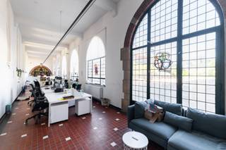 Het bestaande 17e -eeuwse kloostergebouw werd gerenoveerd en omgevormd tot volwaardige kantoorruimten, met respect voor het verleden en de...