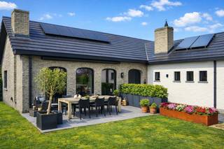 Aan de groene rand van Eeklo, vlak bij het Heldenpark, bevindt zich deze prachtige open bebouwing waar rust, ruimte en comfort harmonieus...