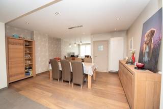 Deze ruime gezinswoning in Gentbrugge werd volledig gerenoveerd in 2013 en beschikt over 3 ruime slaapkamers, een terras en een gezellige, onderhoudsvriendelijke tuin.<br /><br />De woning bevindt zich op een perceel van 225 m² en heeft een bewoonbare oppervlakte van 163 m².<br /><br />Dankzij de aanwezigheid van alle nodige nutsvoorzieningen en een gunstig EPC-label B is de woning bovendien energiezuinig en praktisch ingericht.<br /><br />Vooraan bij de woning is er een private parkeerplek voorzien, maar ook in de straat zijn er voldoende parkeermogelijkheden.<br /><br />Bent u op zoek naar een ruime en instapklare gezinswoning in Gentbrugge? Dan biedt deze woning de ideale combinatie van rustig wonen en een moderne leefomgeving.<br /><br />Heeft u interesse in een bezoek? Contacteer Mirco via mirco@immoroba.be of bel 09 388 53 53