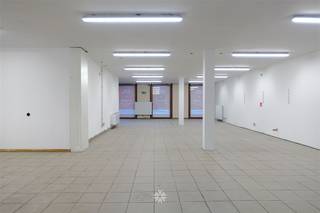 Gent - Koning Albertlaan 134: Op zoek naar een ruim handelspand te huur vlakbij station Gent-Sint-Pieters? Dan is dit pand mogelijk iets voor u. De...